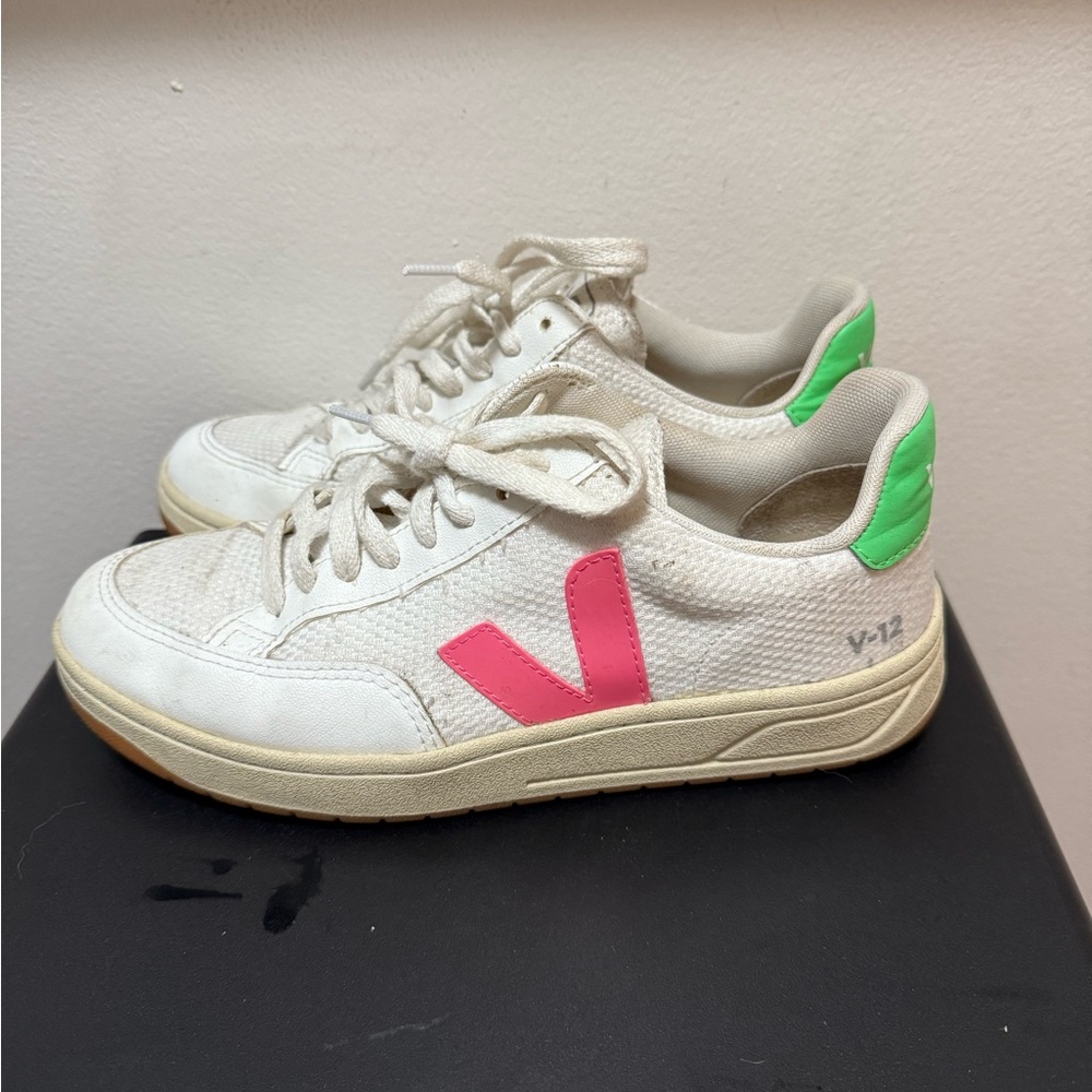 Veja White and Pink Sneakers Classic Low-Top Design
